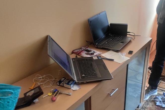 WPADŁ gang hakerów! Rozsyłali fałszywe alarmy bombowe, oszukiwali na grube miliony!
