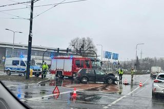 W centrum Bydgoszczy osobówka zderzyła się z autobusem miejskim. Policjanci wskazują sprawcę