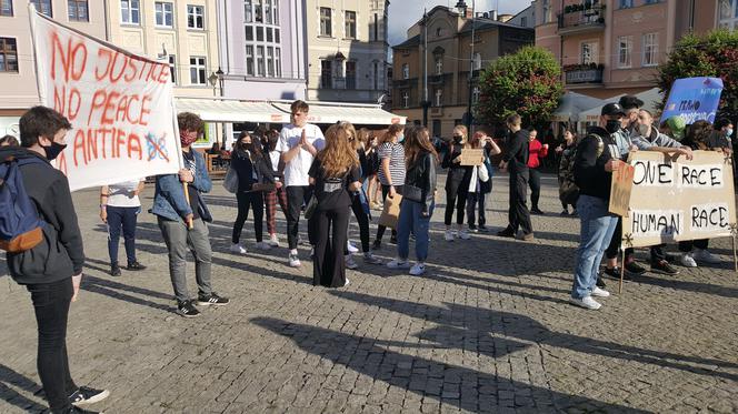 Protest w Grudziądzu, przeciwko agresji i dyskryminacji rasowej w Ameryce