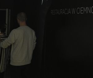 „Jedzenie w ciemności smakuje inaczej”. To jedyna taka restauracja w Warszawie. Odwiedziła ją nawet pierwsza dama