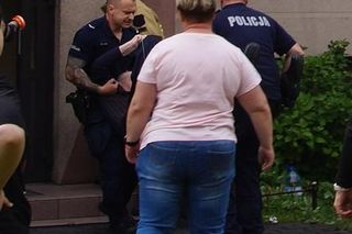 Niebywała odwaga policjantów. Wynieśli z płonącego budynku niepełnosprawnego mężczyznę!