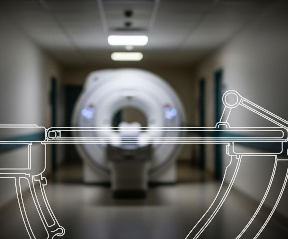 Na pierwszym planie widoczny jest biały, schematyczny rysunek złożonego urządzenia, przypominającego ramię robota z chwytakami i mechanizmami mocującymi. Rysunek ten jest przeźroczysty, nakładając się na rozmazane tło długiego, słabo oświetlonego korytarza. W oddali korytarza znajduje się duża, biała maszyna medyczna z okrągłym otworem, prawdopodobnie rezonans magnetyczny lub tomograf komputerowy, do którego prowadzi podłużny stół. Na ścianach korytarza widoczne są ciemne prostokątne drzwi, a sufit rozświetlają podłużne lampy.