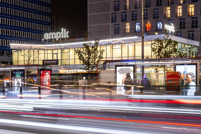 Pawilon Cepelii po zmroku - świeci niczym neon