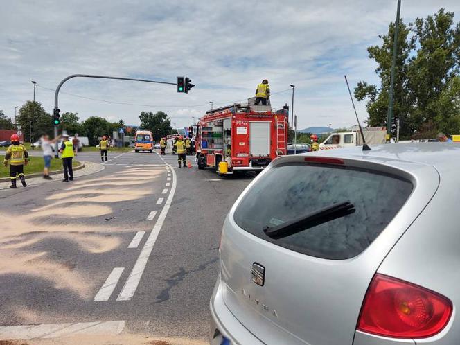 Wypadek w Nowy Sączu. Matka z dzieckiem jechała karetką do szpitala. Ambulans zderzył się z osobówką