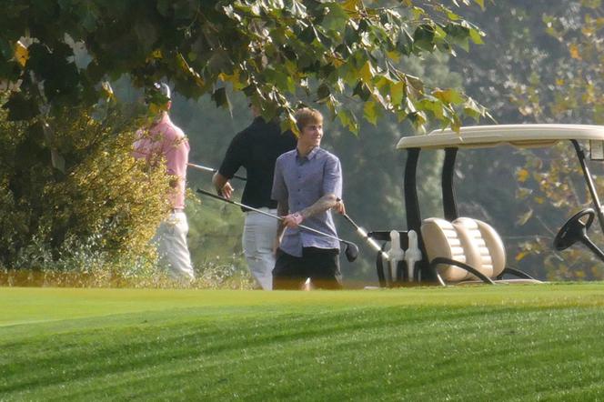 Justin Bieber gra w golfa
