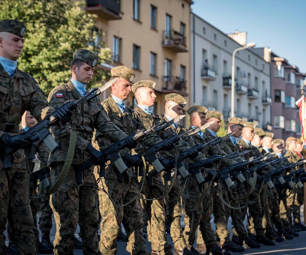 Kompania reprezentacyjna SZ RP z karabinkiem Grot