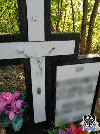 Wałbrzych. 30-latek okradał groby! Wpadł przez... łupinki słonecznika [ZDJĘCIA]