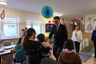 Hołownia powrócił w rodzinne storny. nie uwierzysz jaki został prezent!