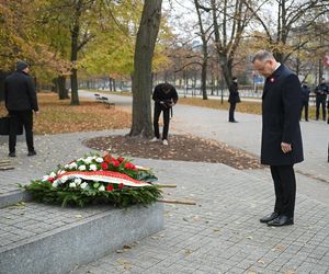 Warszawa. Prezydent Andrzej Duda złożył wieńce przed pomnikami Ojców Niepodległości