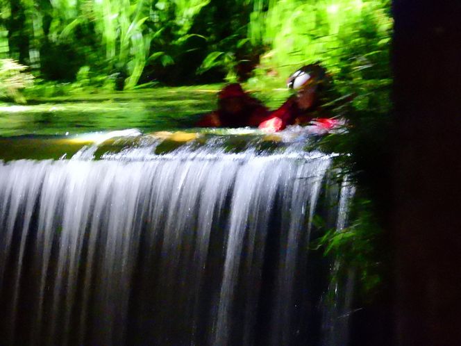 Koszmar pod Warszawą. Ciało zwisało głową w dół z zapory wodnej