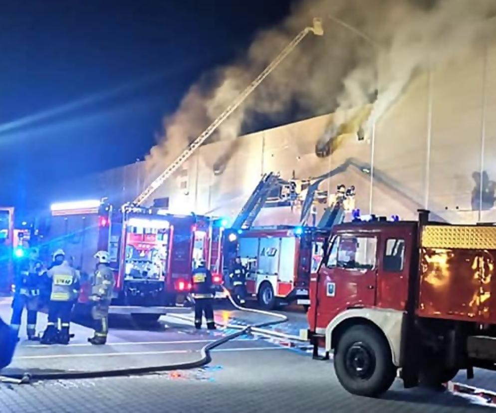 Pożar zakładów Tarczyński pod Wrocławiem. Zdjęcia straży pożarnej