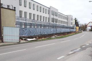 Rozbierają stary mur więzienny w Zakładzie Karnym w Iławie