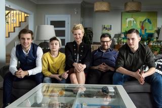 Rodzinka.pl. Natalia (Małgorzata Kożuchowska), Ludwik (Tomasz Karolak), Tomek (Maciej Musiał), Kuba (Adam Zdrójkowski), Kacperek (Mateusz Pawłowski)