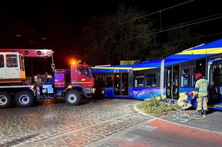 Tajemniczy wypadek na ul. Bydgoskiej w Toruniu. Auto zderzyło się z tramwajem
