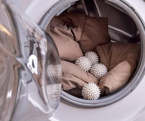 W Rossmannie kosztuje tylko 10 zł, a dopierze kurtkę puchową jak złoto. Bez zapachu stęchlizny i zbitego puchu. Sposób na pranie kurtek puchowych