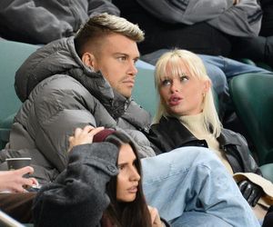 Zasępiony Kamil Piątkowski w towarzystwie pięknej Julii na trybunach Legii. Ich zaręczyny wywołały poruszenie