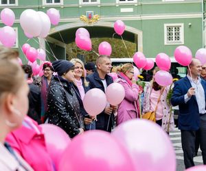 Przejdą na różowo i w niezwykle w szczytnym celu. Znamy szczegóły Marszu Różowej Wstążki 2024  w Szczecinie