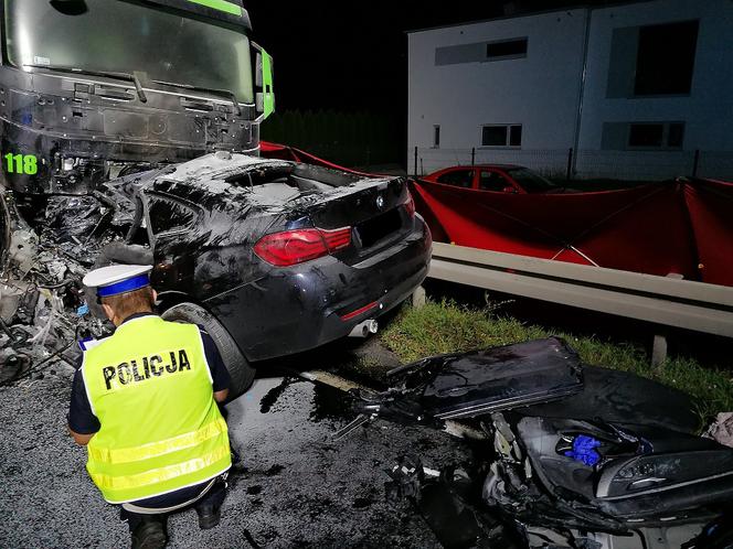 Zderzenie BMW z ciężarówką pod Wrześnią! Nie żyje jedna osoba [ZDJECIA]