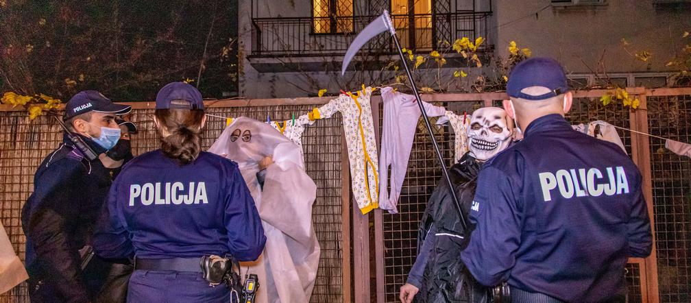 Halloweenowa akcja LBO przed domem Jarosława Kaczyńskiego