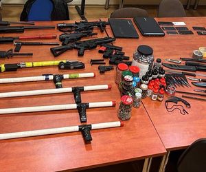 Ostrzelali kamienicę w centrum miasta. Jeden z nich miał w domu cały arsenał