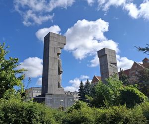 Szubienice w Olsztynie znów zniszczone. Sprawcy powinni wstydzić się za wandalizm i... ortografię!