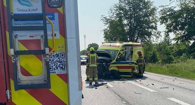 Zderzenie trzech pojazdów w Starym Opolu. Dwie osoby trafiły do szpitala