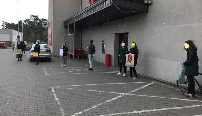 Mieszkanki Otwocka protestują w kolejce do sklepu