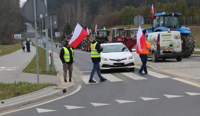 Protest rolników 20 marca. Blokada dróg m.in. w Dywitach i Olsztynku. Policja pilnuje bezpieczeństwa