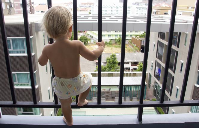 Dziecko wyrzucało zabawki przez balkon. Mama zignorowała sprawę, więc sąsiad wezwał policję