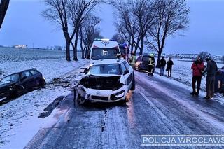 Dwa wypadki w Domasławie pod Wrocławiem. Trzy osoby trafiły do szpitali