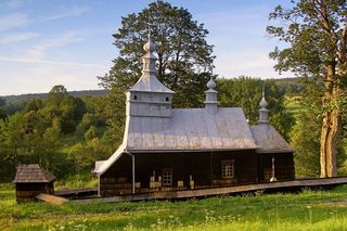 To malownicza wieś w Małopolsce. Znajduje się w niej jedna z najpiękniejszych cerkwi