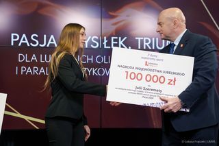 Julia Szeremeta i Karolina Pęk z nagrodami od marszałka