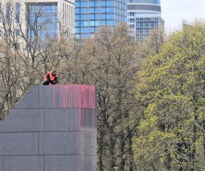 Mężczyzna wszedł na pomnik smoleński