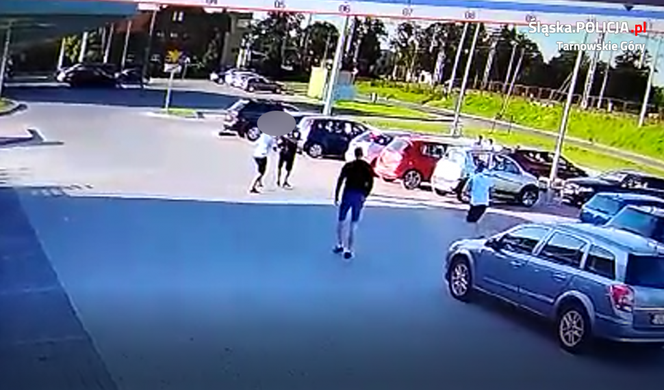 Atak kiboli w Kaletach. Pobili 56-latka. Ukradli mu szalik [ZDJĘCIA]