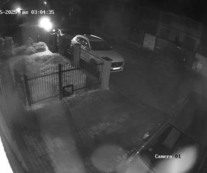 Ktoś rozpylił śmierdzącą substancję na samochód i budynek