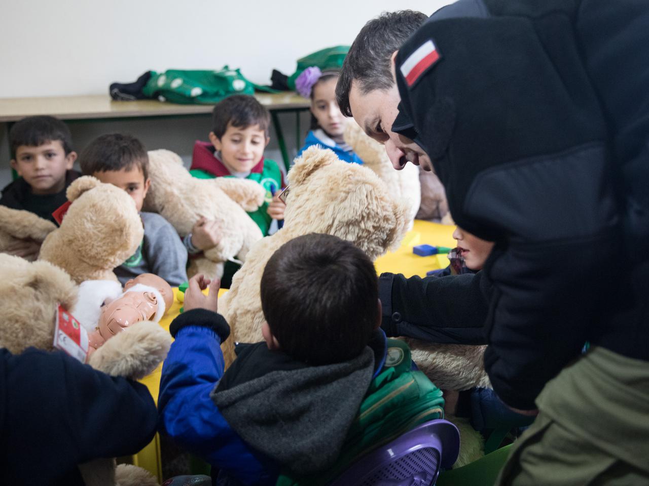 PREMIER MORAWIECKI ROZDAJE DZIECIOM MISIE