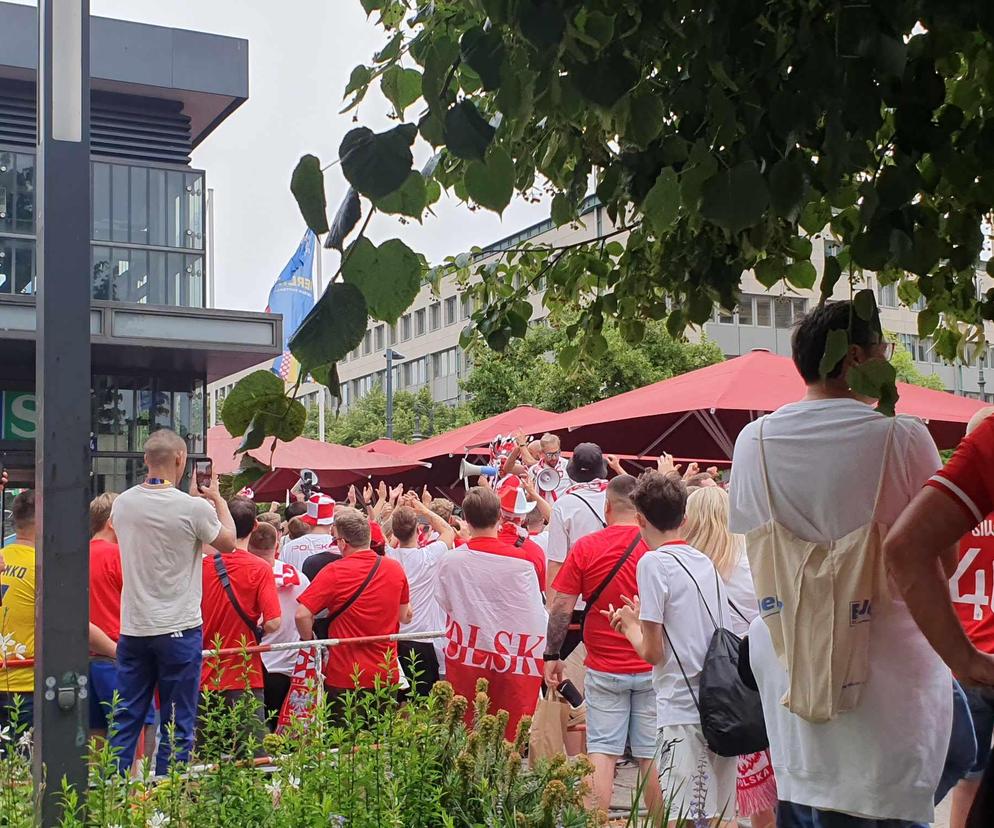 Kibice bawią się przed meczem Polska - Austria