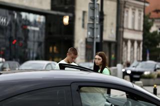 Wjechał w słupki, dostał 1500 zł mandatu. Kolejny wypadek w centrum Warszawy