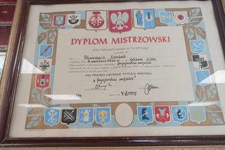 Korki zamienił na nożyczki. Poszedł śladami dziadka