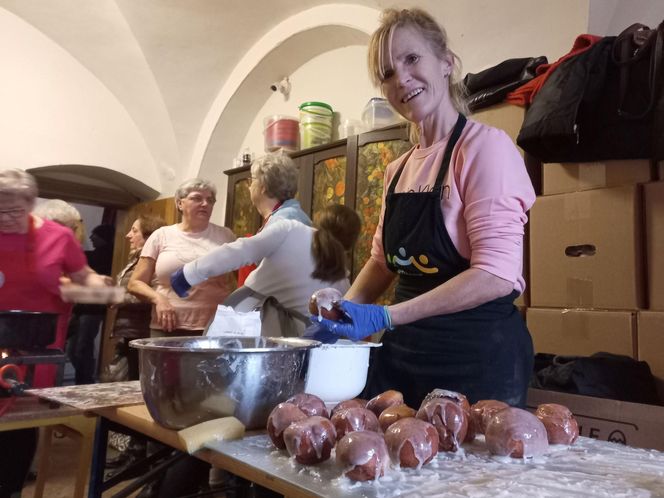 W Leszczyńskim Banku Żywności od rana smażą pączki 