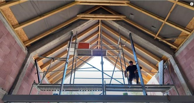 Michał Wiśniewski na budowie swojego domu