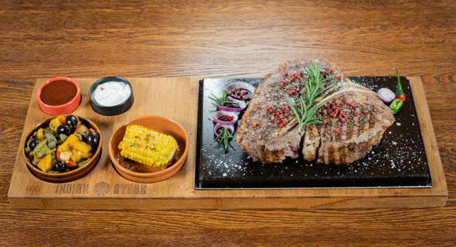 T-Bone Steak - stek z rosbefu z kością z polędwicą