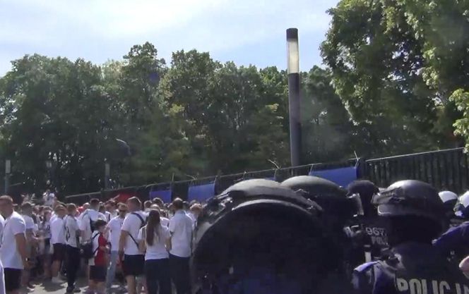 Służby opublikowały szokujące nagranie. Kibice rzucali w policjantów szklanymi butelkami. „Zatrzymali blisko 100 osób”.