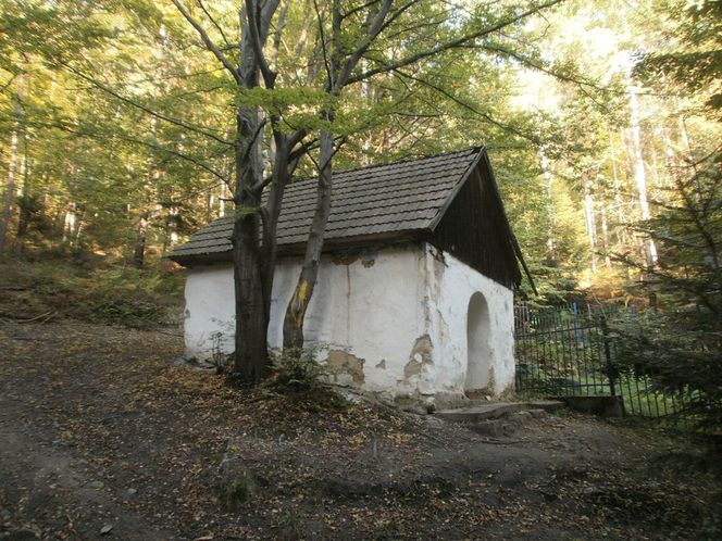 Uchodzi za jedną z najpiękniejszych wsi w Małopolsce. Zamieszkał w niej pustelnik