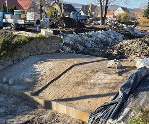 Budowlańcy kończą prace na potoku Biała Woda w Paczkowie
