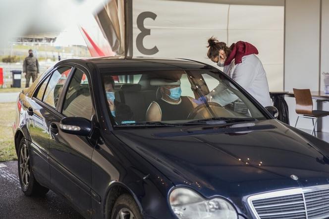 Szczepienie przeciw COVID-19 bez wysiadania z samochodu. W Gdańsku ruszył kolejny punkt szczepień drive-thru 