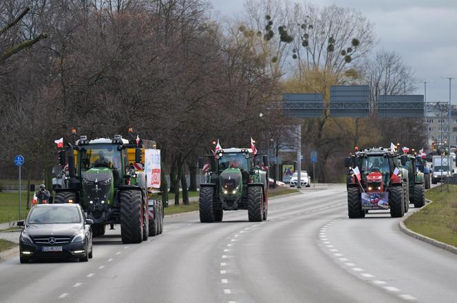 Trwa protest rolników. Drogi na Pomorzu są sparaliżowane. Gdzie trwają utrudnienia? 