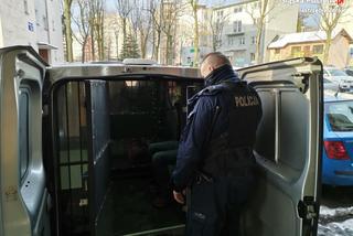 Jastrzębie-Zdrój: Grozili nożem i zastraszali świadków. 20-latek uwięził trzy osoby! Chronili dilera
