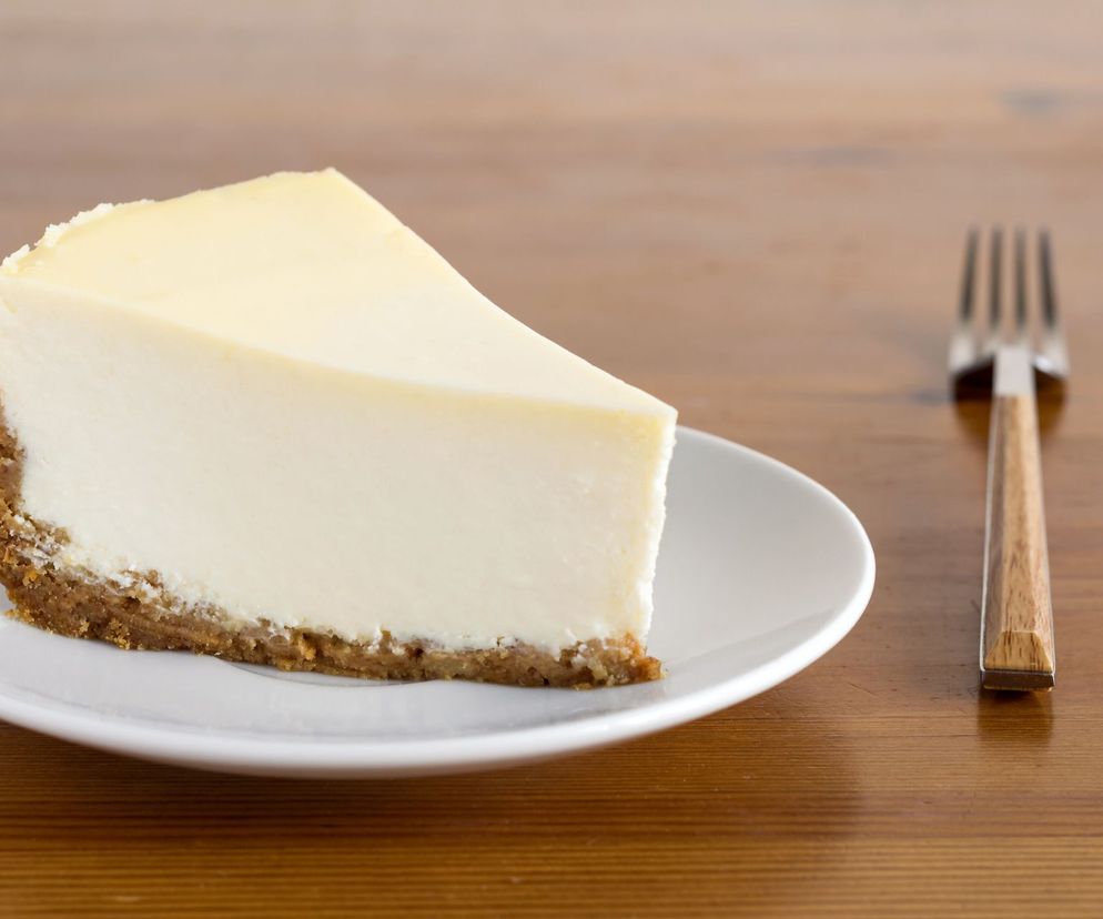 Sernik z wiaderka bez pieczenia – ekspresowy deser, który robi się (prawie) sam!