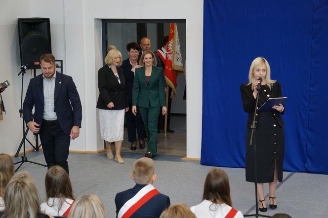Pierwsza Dama uczciła z uczniami 100 lat od nadania imienia Stefana Batorego Szkole Podstawowej w Liwie